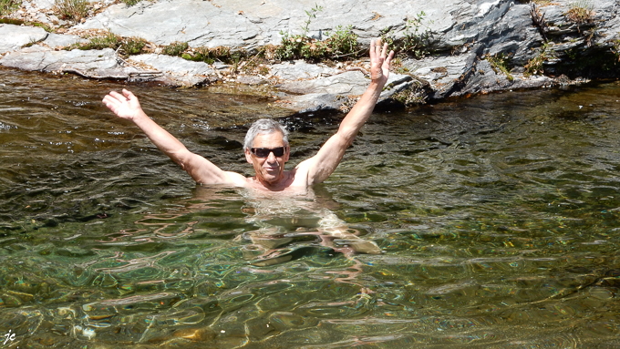 le bain de JC dans le Gardon de St Martin