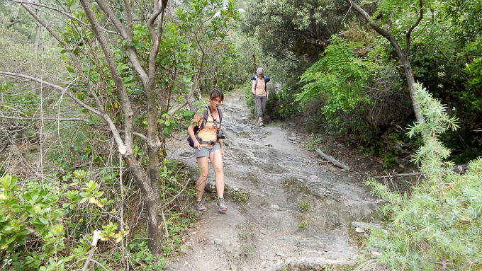 Simone et Magali dans la descente après le col de St Pierre