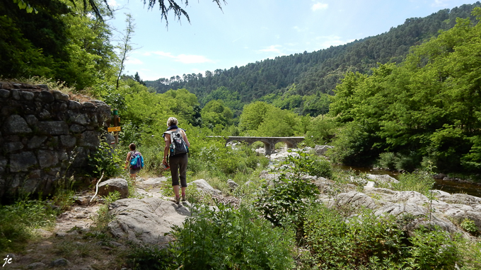 Magali et Simone sur le GR 70 le long du Gardon de St Jean