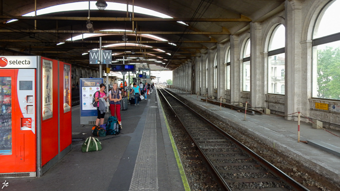 dans la gare de Nîmes