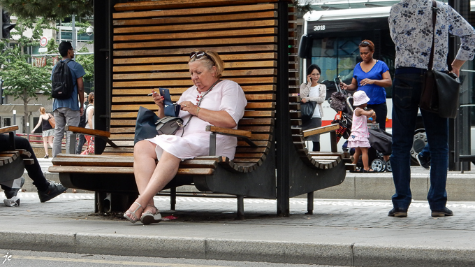 la femme en rose à la cigarette, à la gare routière de Lyon