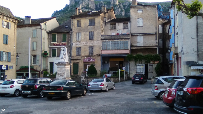 la place du Souvenir à Florac