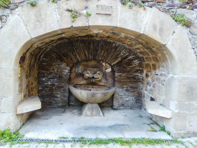 la fontaine rue du Tour de l'Eglise