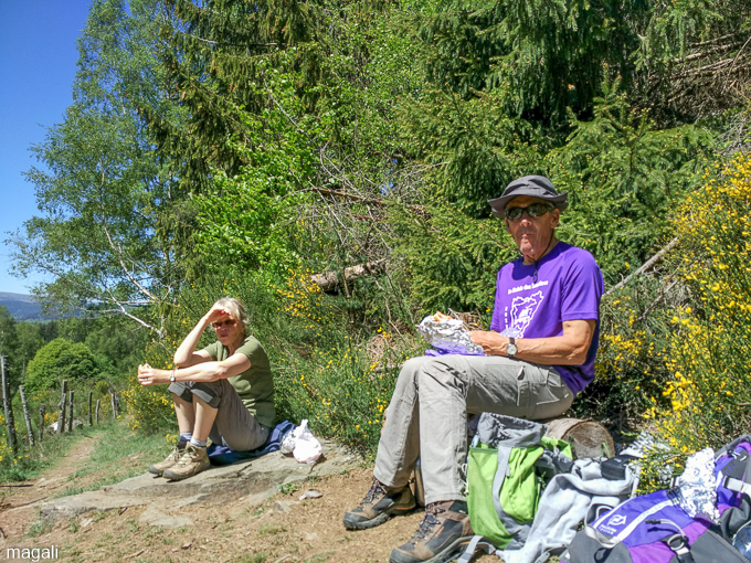 Simone et JC à la source du Lot, le pique nique