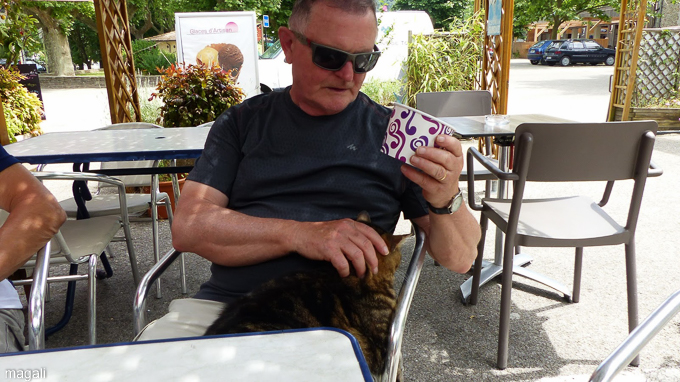 Francis Oberlé et la chatte à St Jean du Gard à la terrasse de L'Entrain