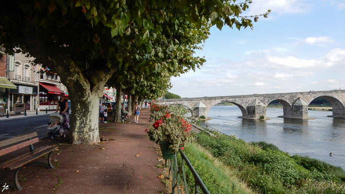 le pont médiéval et le bord de Loire à Gien