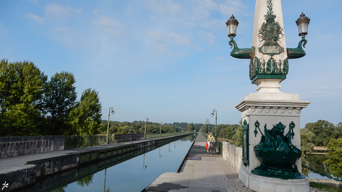 Simone sur le pont canal de Briare