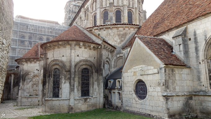 la maison du nain, l'église et le prieuré Notre-Dame