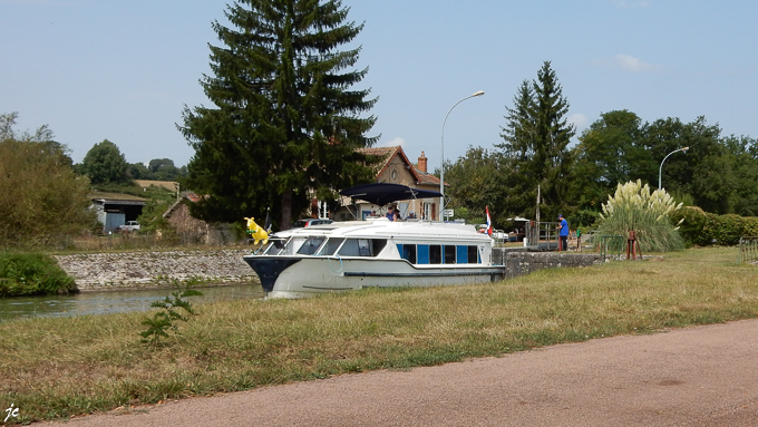 une écluse sur le canal latéral de la Loire à Chevenon