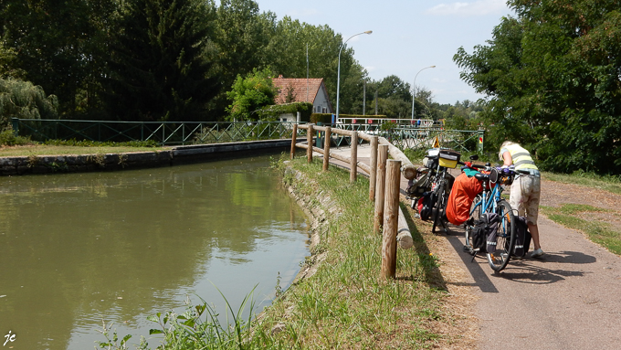 une écluse sur le canal latéral à la Loire à Avril sur Loire