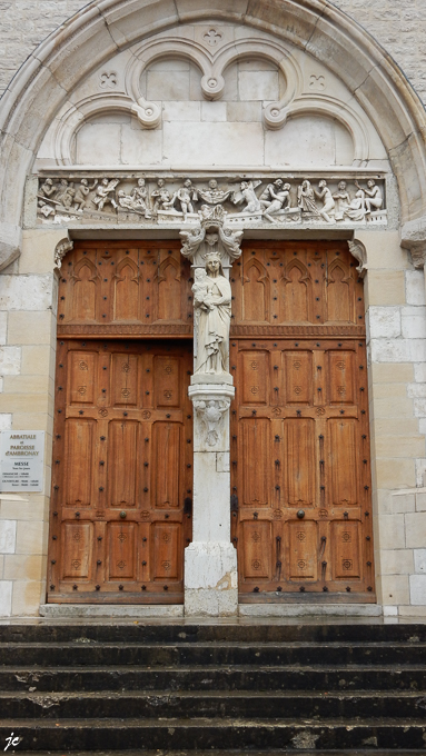 l'abbatiale d'Ambronay, l'entrée de l'église