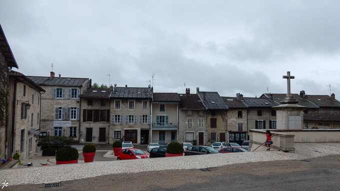 l'esplanade devant l'abbatiale d'Ambronay