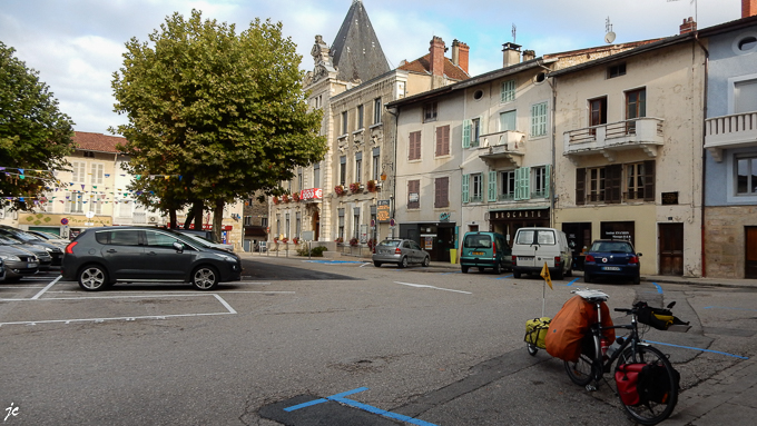 sur la place Bichat à Poncin