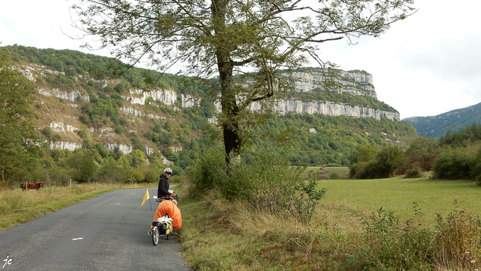 Xavier Goyeneche sur fond de falaises dans les gorges de l'Ain à Bolozon