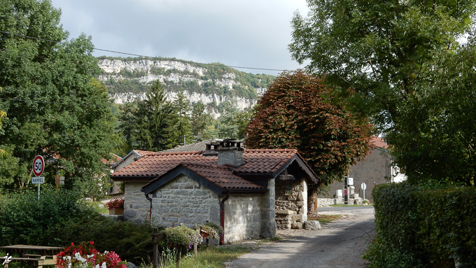 le four communal sur fond de falaise à Matafelon Granges