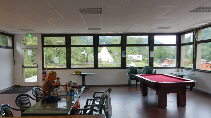 Simone au petit déjeuner dans la salle commune sur le camping De Boÿse à Villard St Sauveur