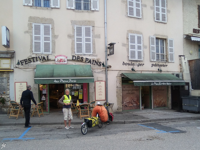 Simone devant la boulangerie sur la place Bichat à Poncin