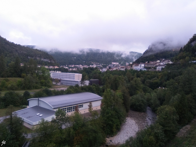 dans la vallée du Tacon en route pour St Claude qui s'éveille dans la brume