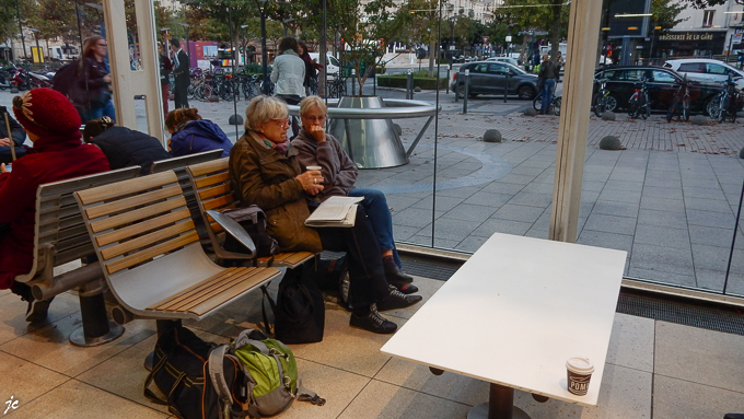 Ghislaine et Simone dans la gare St Laud à Angers
