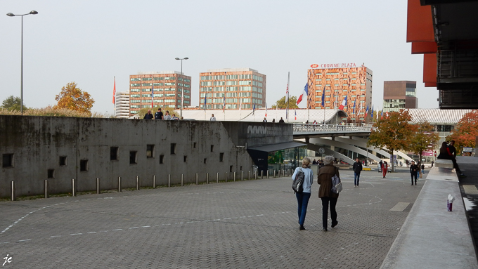 sur l'avenue Le Corbusier