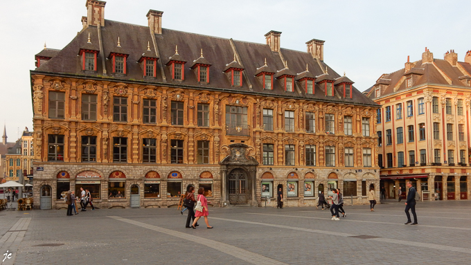 la vieille bourse, sur la place du Théâtre