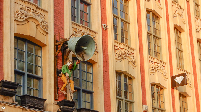 le sonneur de cloche sur la façade du rang de Beauregard