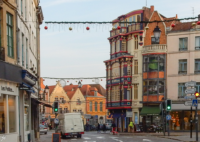 des immeubles sur la place du Lion d'Or