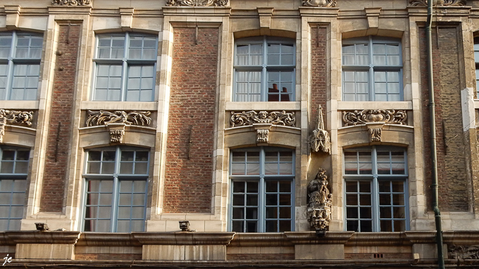 au n°8 de la rue de la Monnaie, la statue de Notre Dame de la Treille