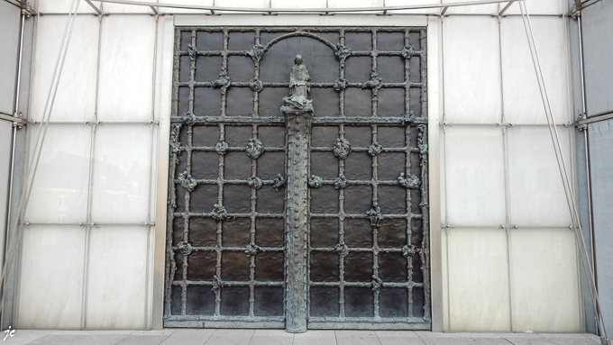 le portail en bronze de Georges Jeanclos de la cathédrale Notre Dame de la Treille