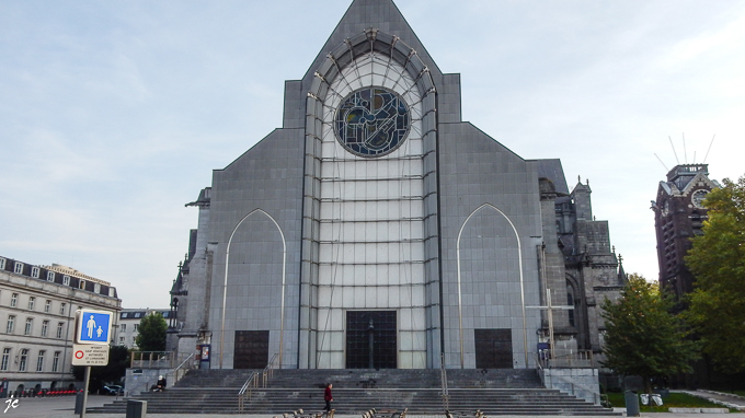 l'entrée de la cathédrale Notre Dame de la Treille