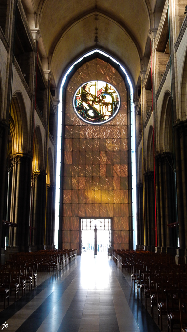 la façade en marbre translucide et la rosace dans la cathédrale Notre Dame de la Treille
