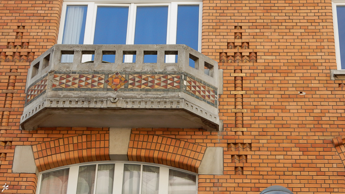 dans la rue de l'Hôpital Militaire