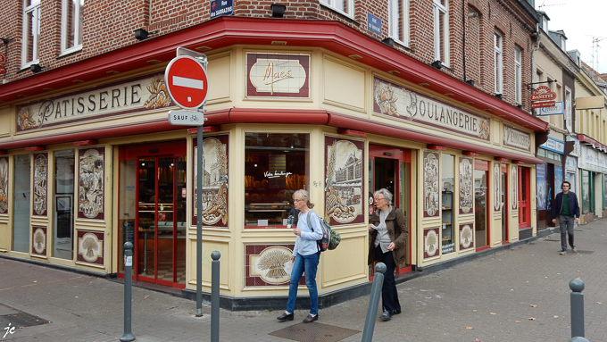 Simone et Ghislaine à l'angle de la rue des Sarrazins et du Marché