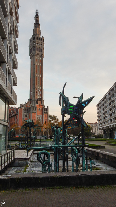 les sculptures et le beffroi de l'hôtel de ville