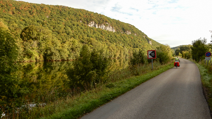 Simone sur l'EV6 au bord du Doubs