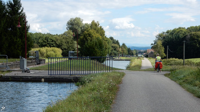 au sommet de l'échelle d'écluses à Valdieu Lutran