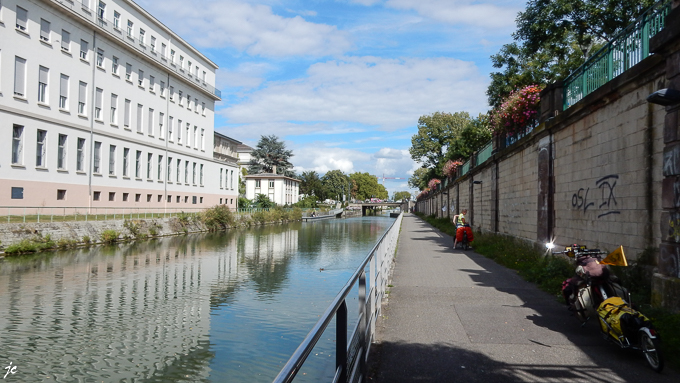 Simone sur l'EV6 au bord du canal du Rhône au Rhin à Mulhouse