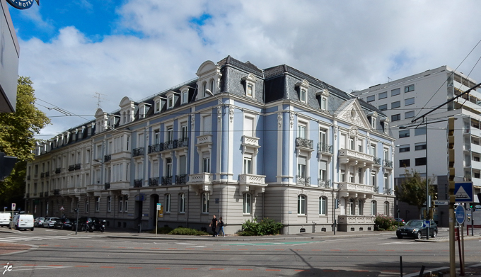 une maison à l'angle de l'avenue Roger Salengro et la rue Louis Pasteur