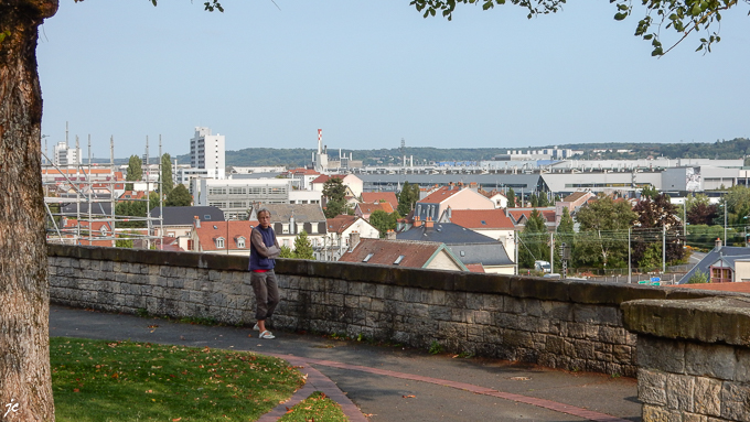 une vue de l'esplanade sur les usines Peugeot de Sochaux