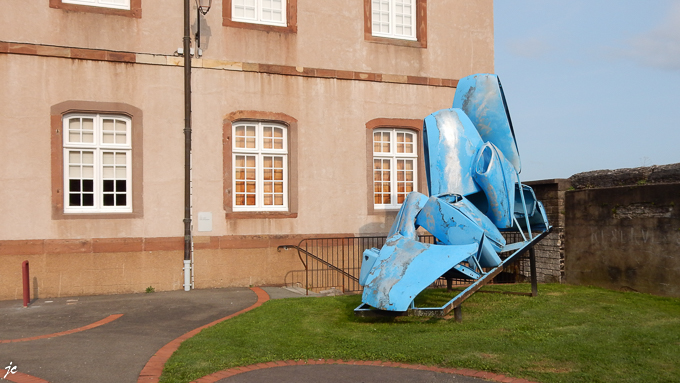 une sculpture référence à l'automobile de ?