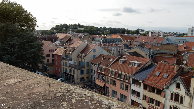 depuis l'esplanade une forêt de toits imbriqués