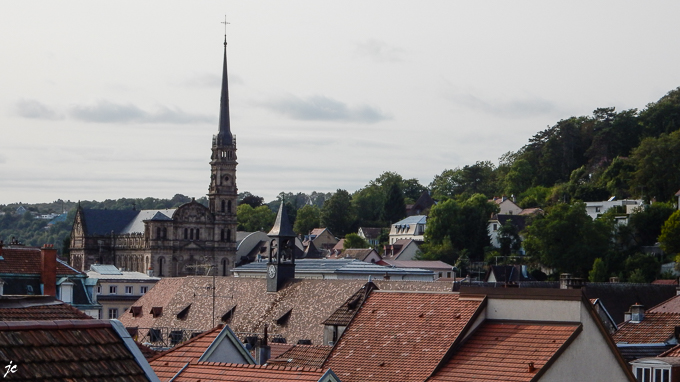 le clocher de l'église Saint-Maimbœuf et le campanile du temple Saint-Georges