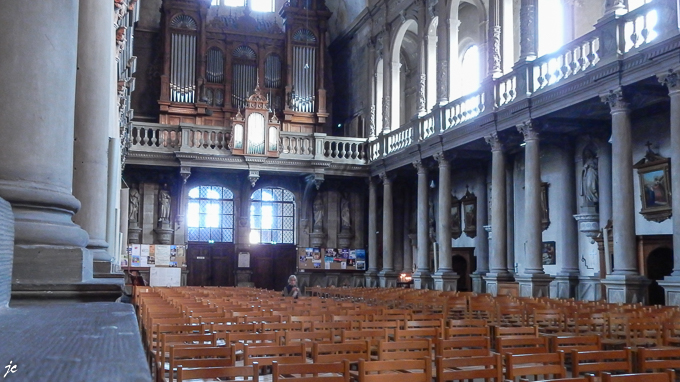 la nef et l'orgue de l'église Saint-Maimbœuf