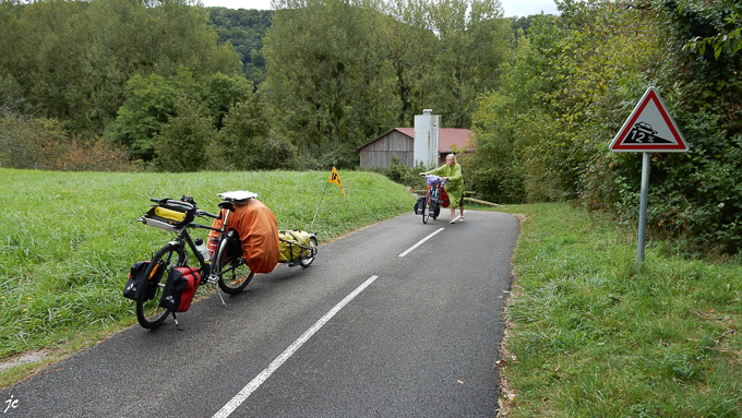 au bord du Doubs à la sortie de baume les Dames