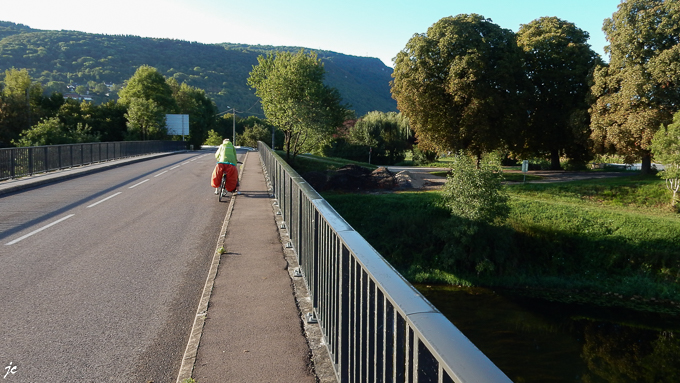 Simone sur le pont au dessus du Doubs à Chalèze près de l'accès à l'EV6 en venant du camping