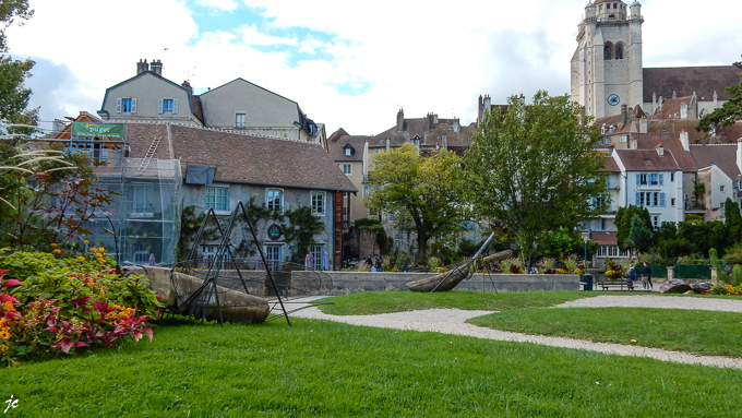 les insectes métalliques rue Prélot, la mante religieuse et la sauterelle