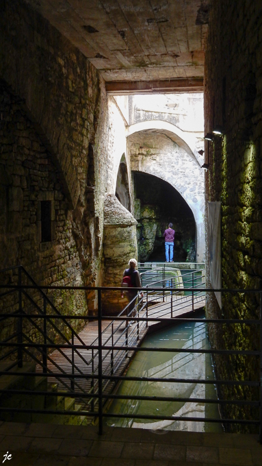 la Grande Fontaine, une source et un lavoir souterrains, se dissimule sous la dernière arche du pont Raynaud-III