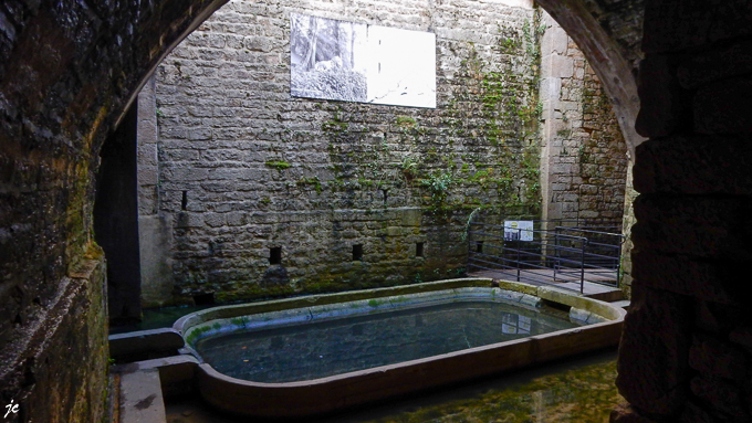 la Grande Fontaine, une source et un lavoir souterrains, se dissimule sous la dernière arche du pont Raynaud-III