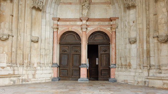 l'entrée de la collégiale Notre Dame