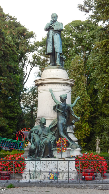 le Cours St Mauris offre une promenade reposante au milieu de la verdure. Sur l'esplanade principale, se dresse la statue érigée par la ville en l'honneur de Pasteur en 1902